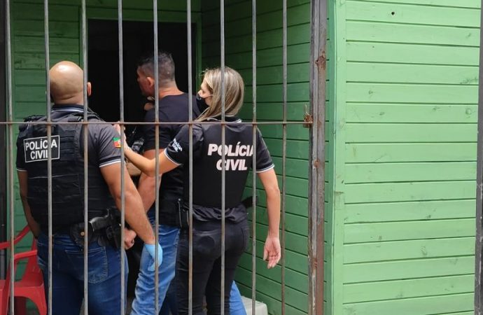 Idosos são presos com armas, dinheiro e drogas em Canoas