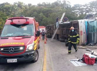 TRAGÉDIA: Ônibus tomba e mata seis pessoas