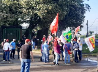 EM CANOAS: Manifestantes se reúnem para protestar contra o preço da gasolina