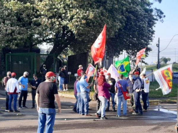 EM CANOAS: Manifestantes se reúnem para protestar contra o preço da gasolina