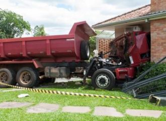 Caminhão desgovernado atropela e mata o próprio motorista antes de invadir casa