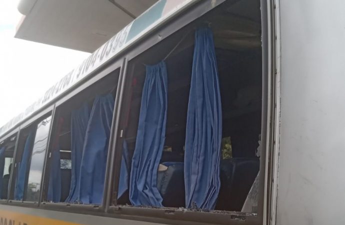 Torcedores do Inter ficam feridos após micro-ônibus ser apedrejado