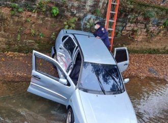 Indo para seu casamento, noiva cai em valão com carro