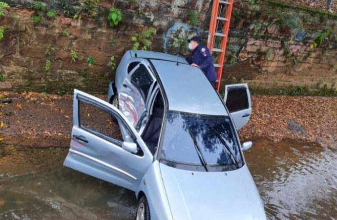 Indo para seu casamento, noiva cai em valão com carro