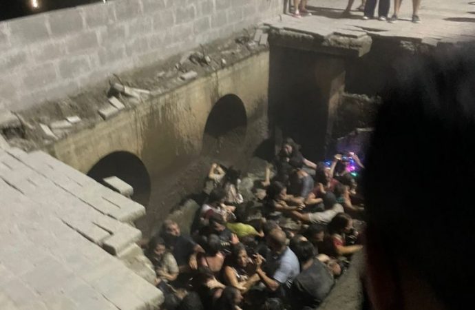 VÍDEO: Estrutura cede e pessoas caem em rio na abertura do Natal de Joinville