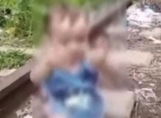 VÍDEO: Mãe abandona bebê de 1 ano nos trilhos do trem
