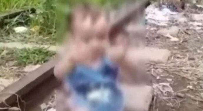 VÍDEO: Mãe abandona bebê de 1 ano nos trilhos do trem