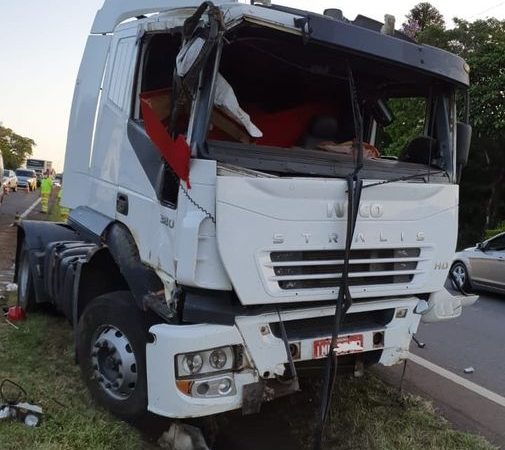 Motorista é arremessado para fora do caminhão após acidente na BR-386