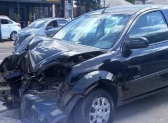 Carro colide em poste e motorista fica ferida em Cachoeirinha