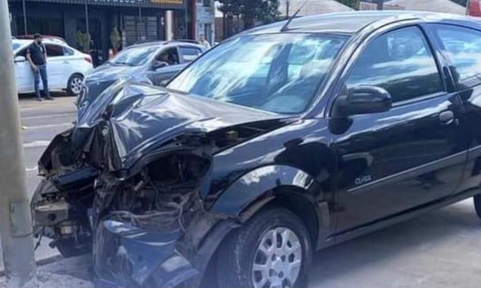 Carro colide em poste e motorista fica ferida em Cachoeirinha