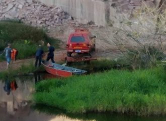 Homem morre após carro despencar mais de 10 metros em lago