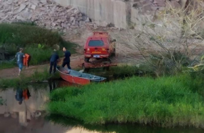 Homem morre após carro despencar mais de 10 metros em lago