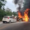 Carro pega fogo após colisão frontal
