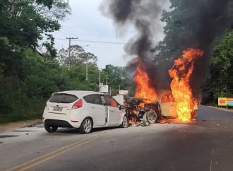 Carro pega fogo após colisão frontal