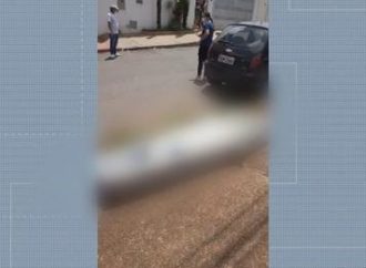 VÍDEO: Moradores tiram da rua caixão que caiu de carro funerário