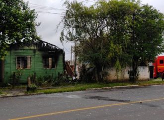 Criança de 11 anos estava dormindo quando fogo começou