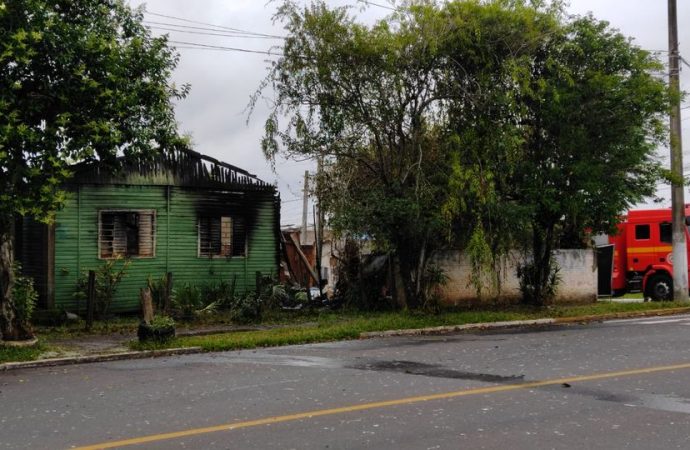 Criança de 11 anos estava dormindo quando fogo começou