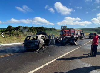 Após acidente carros pegam fogo e cinco pessoas ficam feridas