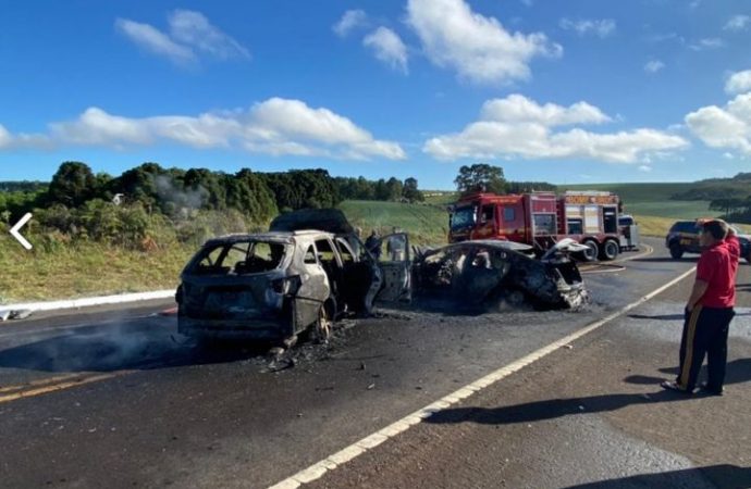 Após acidente carros pegam fogo e cinco pessoas ficam feridas