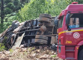 Motorista morre após capotar caminhão