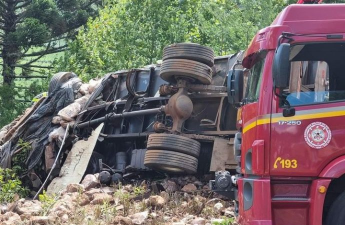 Motorista morre após capotar caminhão