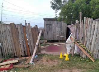 Homem é morto a tiros no pátio de casa