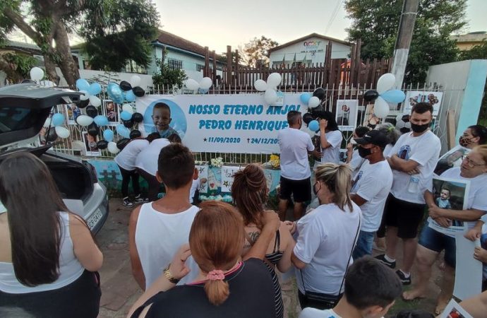 Amigos e familiares fazem homenagem a bebê que morreu enforcado em creche