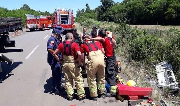 NO CALOR DE 40ºC | Bombeiros rezam após resgatar feridos em acidente de carro