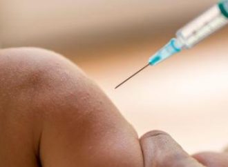 Bebês vacinados contra covid por engano são internados