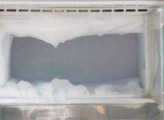 Mulher descongela geladeira e encontra corpo de bebê que estava escondido em sacola há um ano