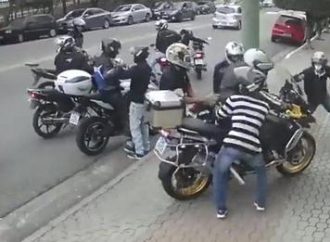 Motoqueiros fazem arrastão em via movimentada de São Paulo; veja vídeo