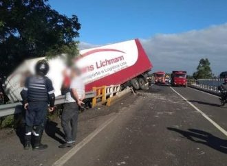 Caminhão fica pendurado no viaduto da RS-118 sobre a RS-020