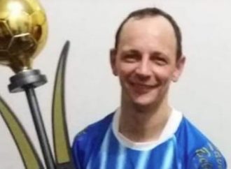 Jogador morre após ser atingido por voadora durante partida de futebol