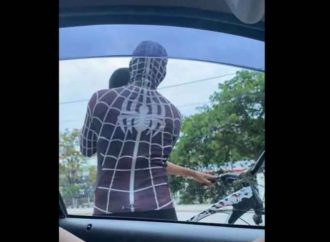 ‘Homem-Aranha’ enforca e derruba criança após sair de trenzinho da alegria