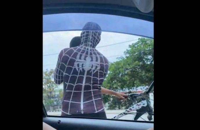 ‘Homem-Aranha’ enforca e derruba criança após sair de trenzinho da alegria