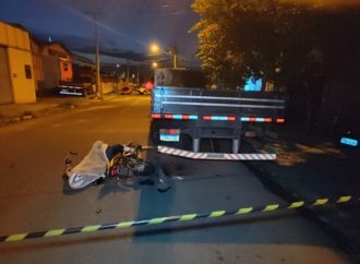 Motociclista bate em caminhão estacionado e morre.