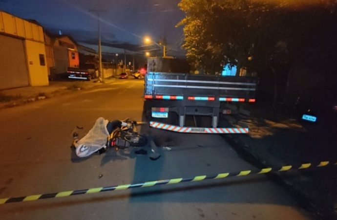 Motociclista bate em caminhão estacionado e morre.