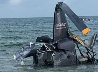 Helicóptero cai no mar em praia de Canasvieiras