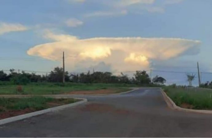 Nuvem com formato de ‘nave espacial’ chama a atenção no céu