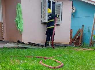 Mulher morre queimada após casa pegar fogo