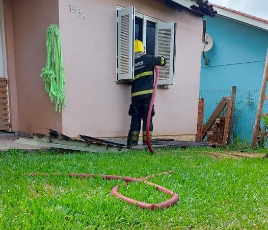 Mulher morre queimada após casa pegar fogo