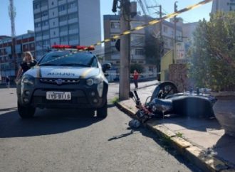 Motociclista morre após colidir em poste