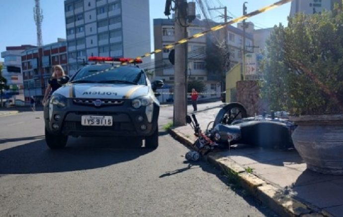 Motociclista morre após colidir em poste