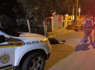 Homem é morto com tiros na cabeça no meio da rua