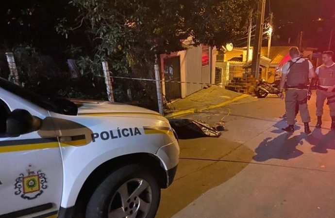 Homem é morto com tiros na cabeça no meio da rua