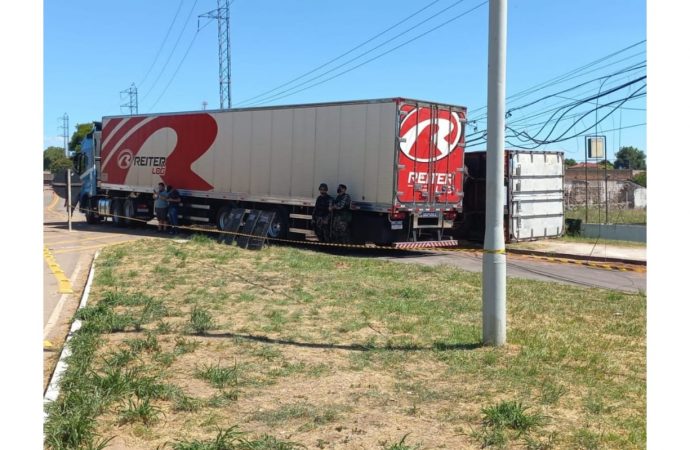 Caminhão carregado de carne tomba e Brigada Militar reforça policiamento para evitar saques na carga