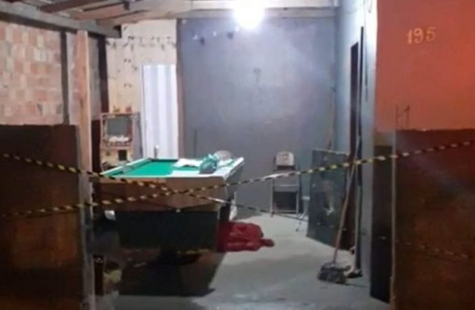 Homem vai buscar cigarro em bar e acaba morto com tiros nas costas em Canoas