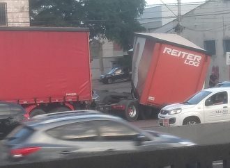 Em Canoas Carreta se desprende de caminhão na BR-116