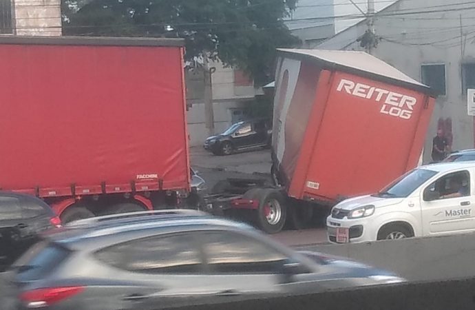 Em Canoas Carreta se desprende de caminhão na BR-116