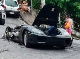 Ferrari pega fogo e explode em favela, Veja as Imagens…